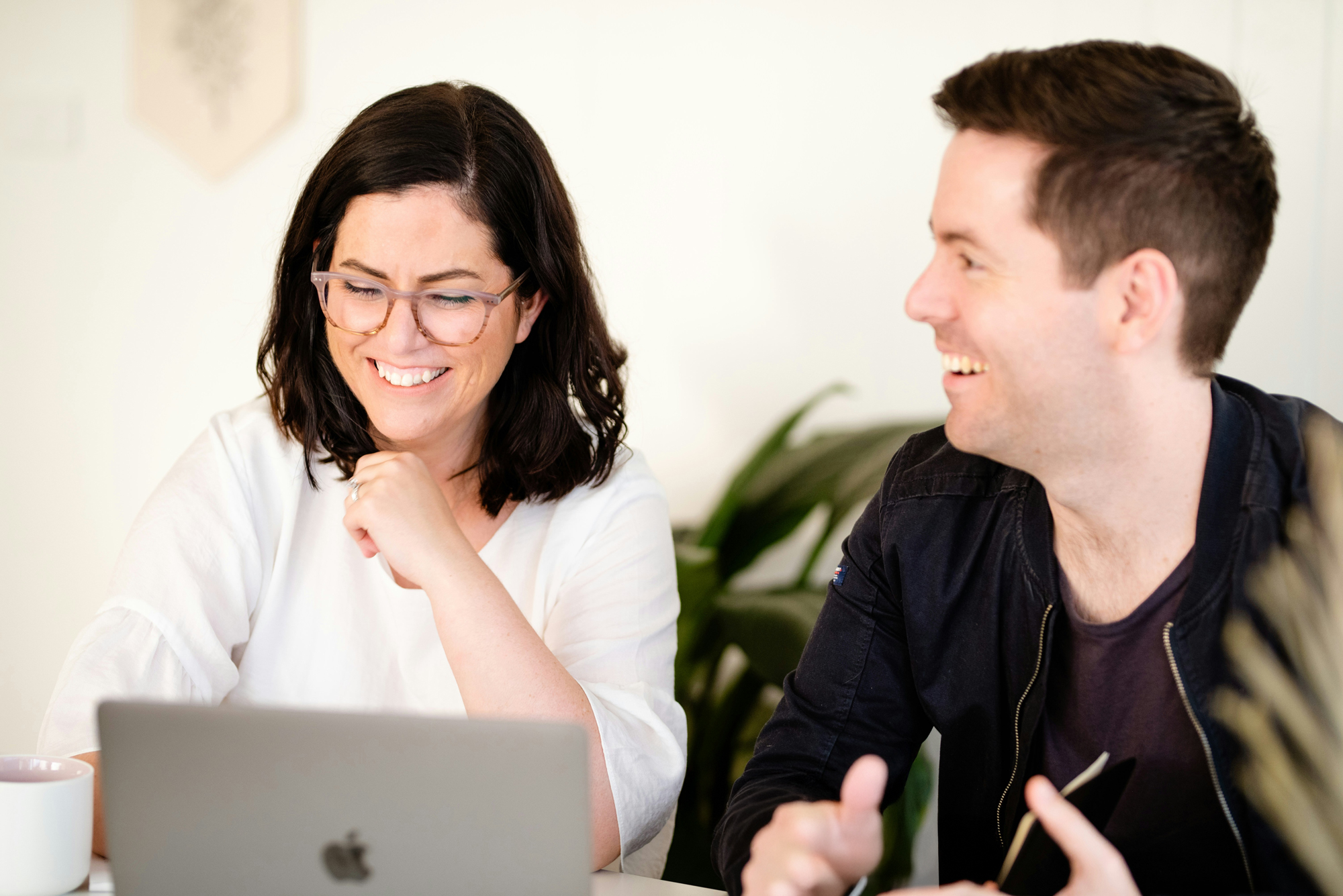 Personnes autour d'un ordinateur