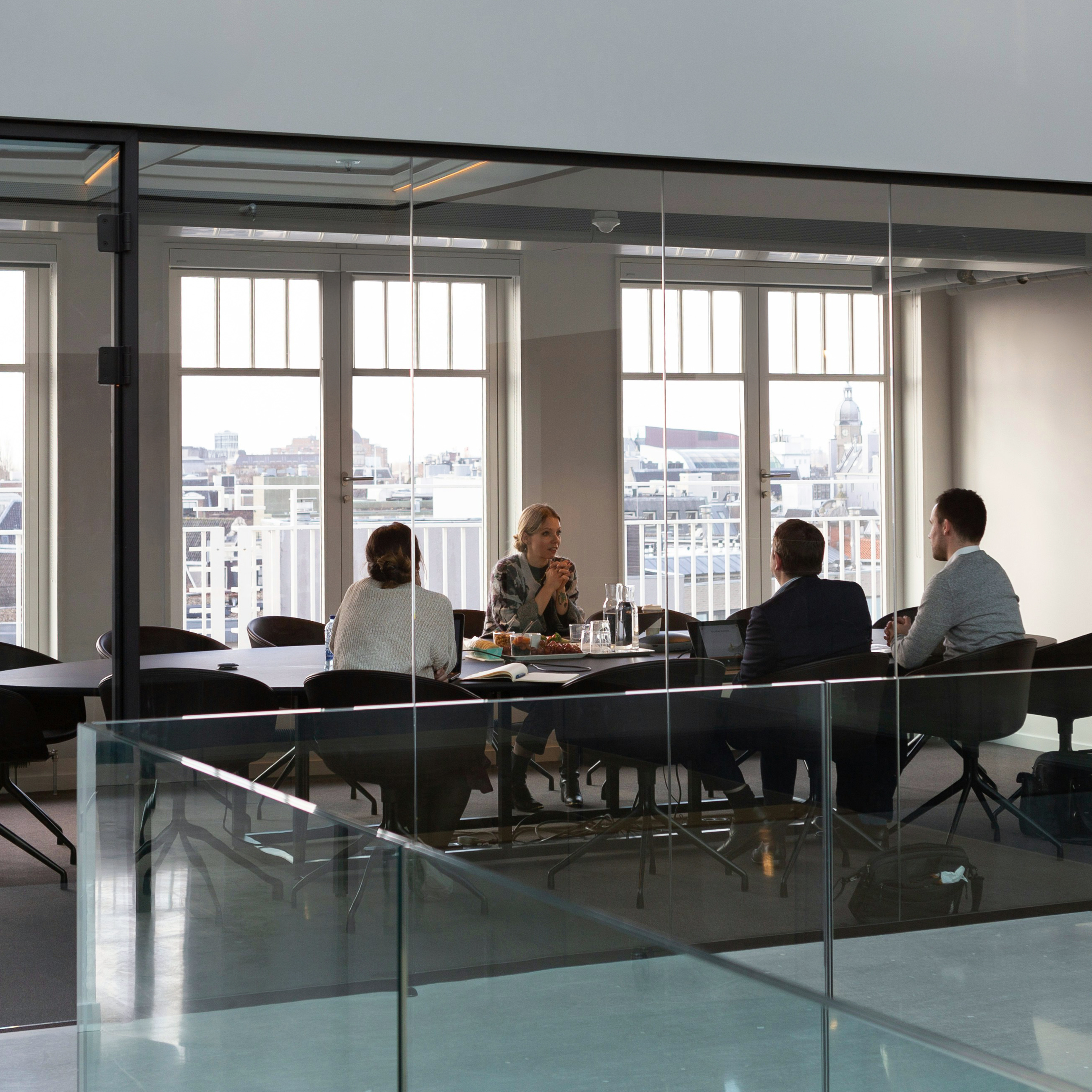 Personnes dans une salle de réunion